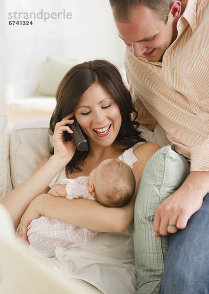 Vereinigte Staaten von Amerika  USA  benutzen  sehen  Menschlicher Vater  Telefon  Tochter  Mutter - Mensch  Baby  Jersey City  New Jersey