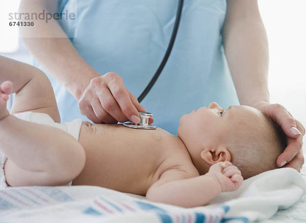 Vereinigte Staaten von Amerika  USA  Arzt  Mädchen  Baby  Untersuchung  Jersey City  New Jersey
