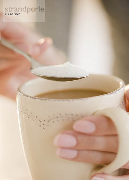 Vereinigte Staaten von Amerika  USA  hoch  oben  nahe  Mensch  Tasse  Zucker  Ansicht  Kaffee  Jersey City  New Jersey