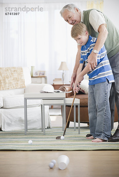 Interior  zu Hause  Enkelsohn  Großvater  5-9 Jahre  5 bis 9 Jahre  Golfsport  Golf  spielen