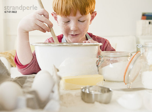 Portrait  Junge - Person  Vorbereitung  Kuchen  5-9 Jahre  5 bis 9 Jahre