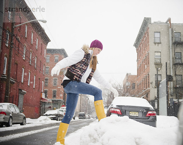 Vereinigte Staaten von Amerika  USA  Frau  Straße  springen  Jersey City  New Jersey  Schnee