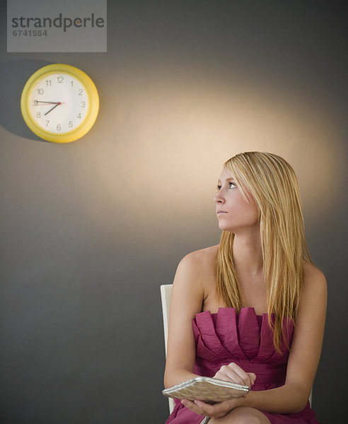 Frau  sehen  Abend  Uhr  jung  Kleidung