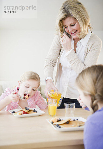 Vereinigte Staaten von Amerika USA Tochter essen essend isst Mutter - Mensch Frühstück