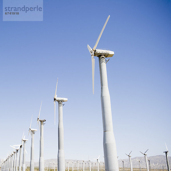 Vereinigte Staaten von Amerika USA Windturbine Windrad Windräder Himmel blau Kalifornien Palm Springs