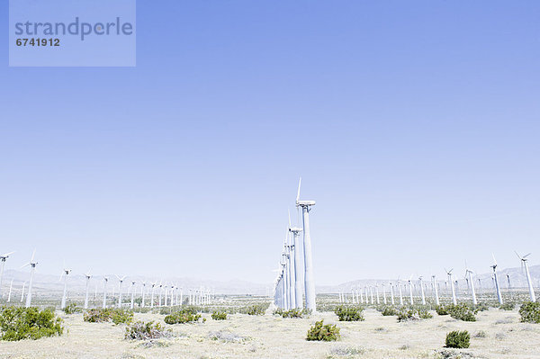 Vereinigte Staaten von Amerika USA Windturbine Windrad Windräder Himmel blau Kalifornien Palm Springs