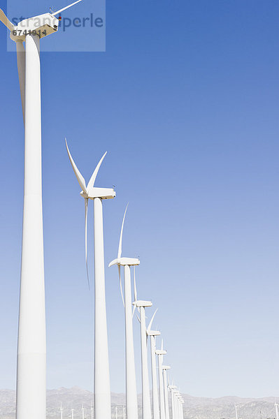 Vereinigte Staaten von Amerika USA Windturbine Windrad Windräder Himmel blau Kalifornien Palm Springs