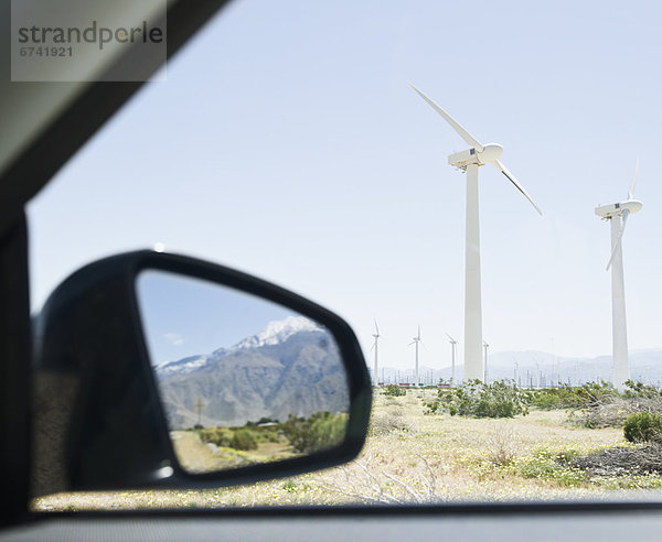 Vereinigte Staaten von Amerika USA Windturbine Windrad Windräder Berg Spiegelung Hintergrund Rückansicht Ansicht Kalifornien Spiegel Palm Springs
