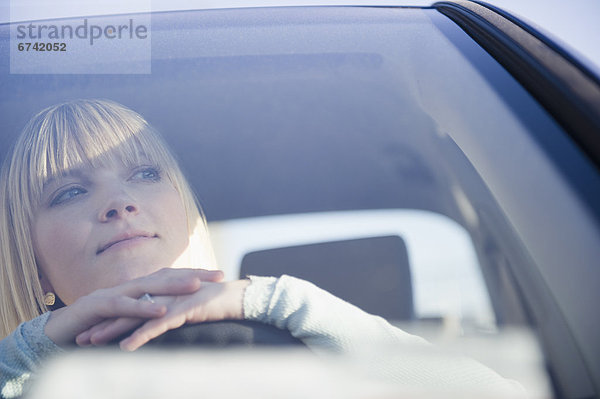 Vereinigte Staaten von Amerika  USA  Portrait  Frau  Auto  fahren  blond  Brooklyn