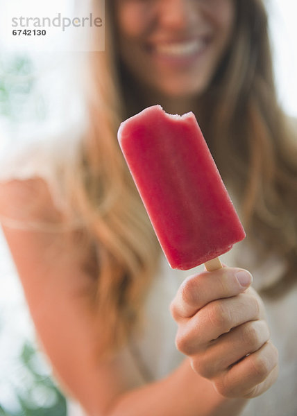 hoch  oben  nahe  Eis am Stiel  Stieleis  Frau  halten