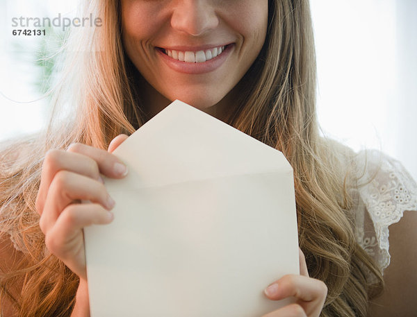 Portrait Frau halten Briefumschlag blond