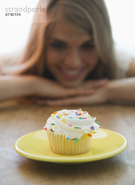 Frau sehen Close-up cupcake