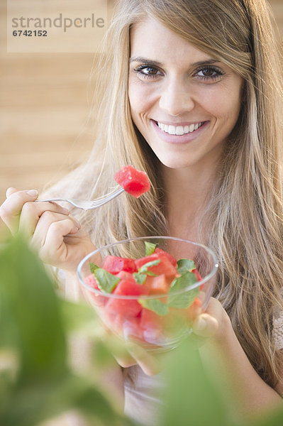 Frau Essen Wassermelone