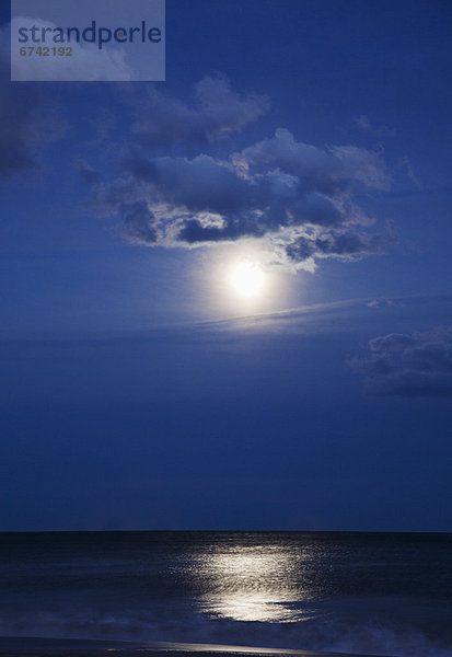 Vereinigte Staaten von Amerika  USA  Nacht  Landschaft  Meer  New York City  Mondschein  Queens