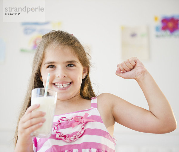 zeigen  Kraft  trinken  5-9 Jahre  5 bis 9 Jahre  Mädchen  Milch
