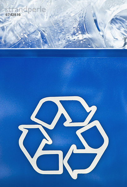 Kunststoff-Flaschen in Recyclingbehälter
