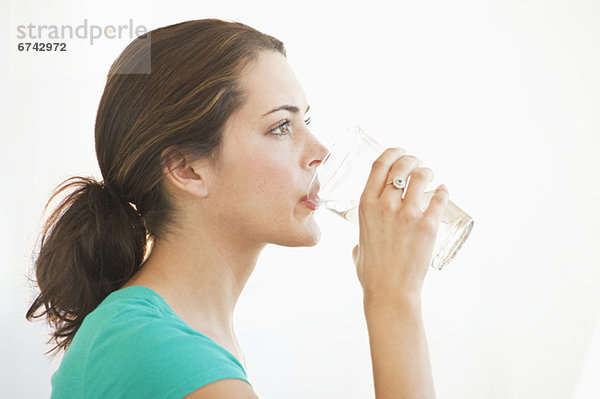 Eine Frau trinkt ein Glas Wasser