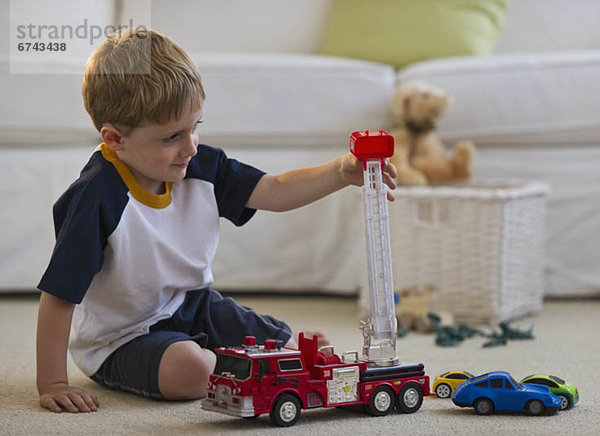 Junge - Person Spielzeug Feuer Lastkraftwagen jung spielen