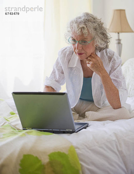 Frau  sehen  Notebook  Schlafzimmer