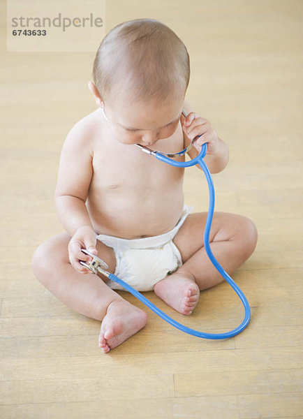 Junge - Person  Stethoskop  Baby  spielen