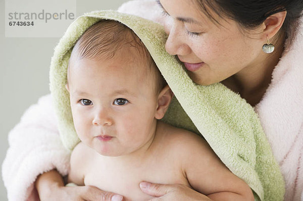 Junge - Person  Handtuch  halten  Mutter - Mensch  Baby  umwickelt
