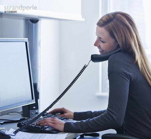 Junge Frau bei der Arbeit im Büro