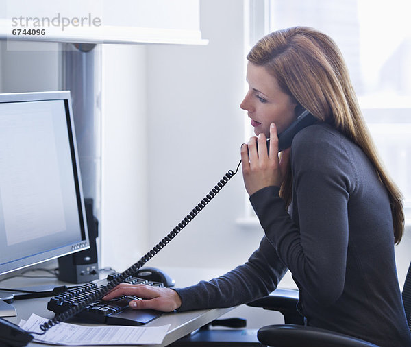 Junge Frau bei der Arbeit im Büro