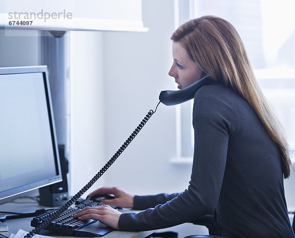 Junge Frau bei der Arbeit im Büro