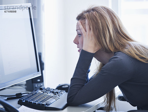 Junge Frau bei der Arbeit im Büro