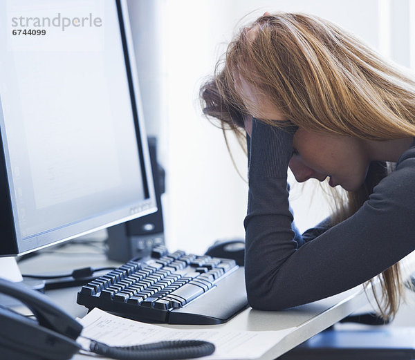 Junge Frau bei der Arbeit im Büro