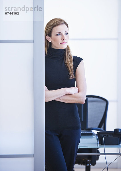 Junge Frau bei der Arbeit im Büro