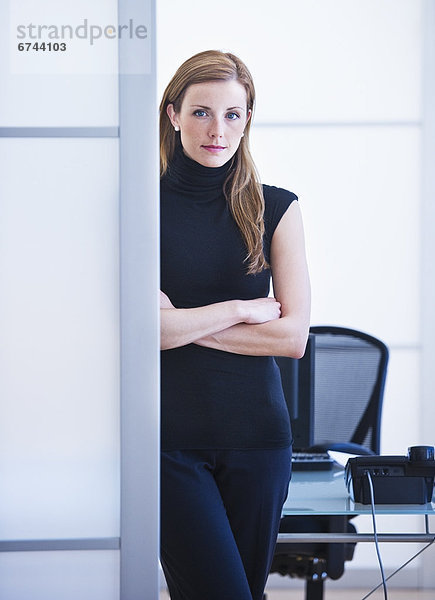 Junge Frau bei der Arbeit im Büro