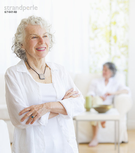 Senior  Senioren  Frau  Zimmer  2  Wohnzimmer