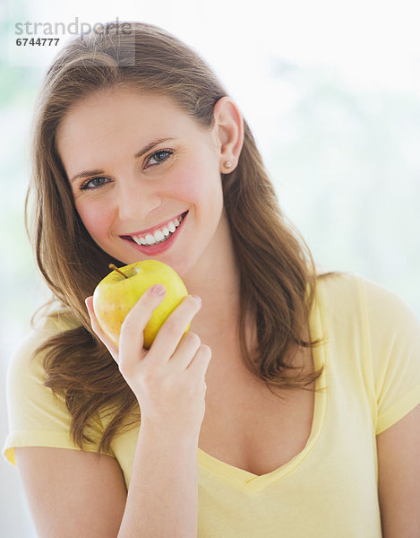 Portrait  Frau  lächeln  halten  jung  Apfel