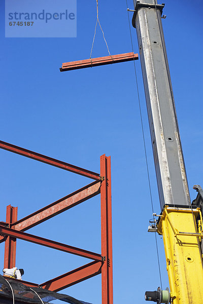 Kranich halten Stahlträger Träger Balken Turmkran Stahl