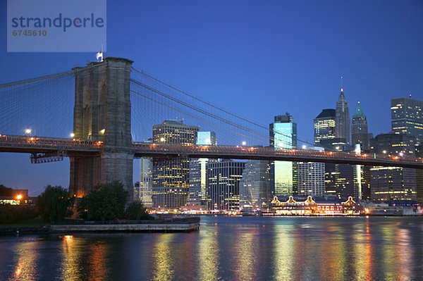 Skyline  Skylines  Großstadt  Brücke  Brooklyn  Abenddämmerung  neu