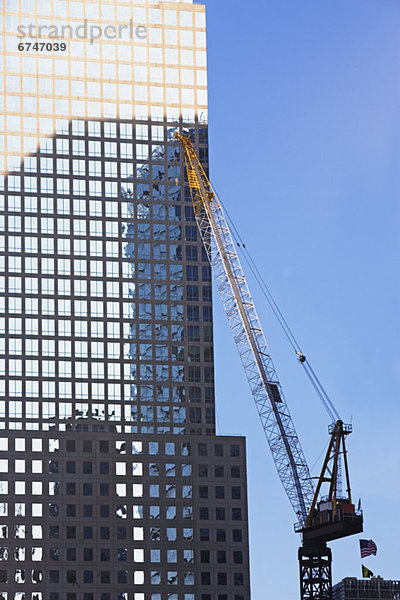 Kranich  nebeneinander  neben  Seite an Seite  Hochhaus  Turmkran