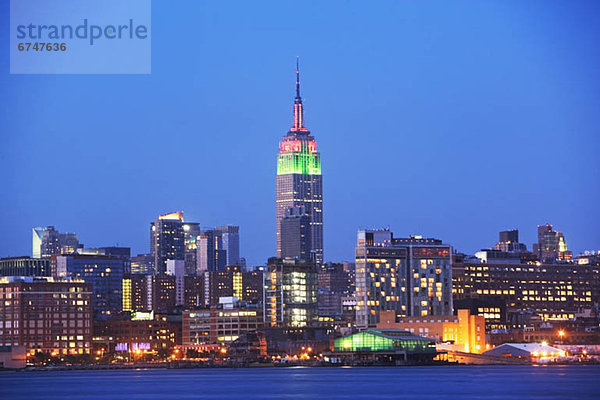 Vereinigte Staaten von Amerika  USA  Skyline  Skylines  New York City  Gebäude  Manhattan  New York State  Dämmerung