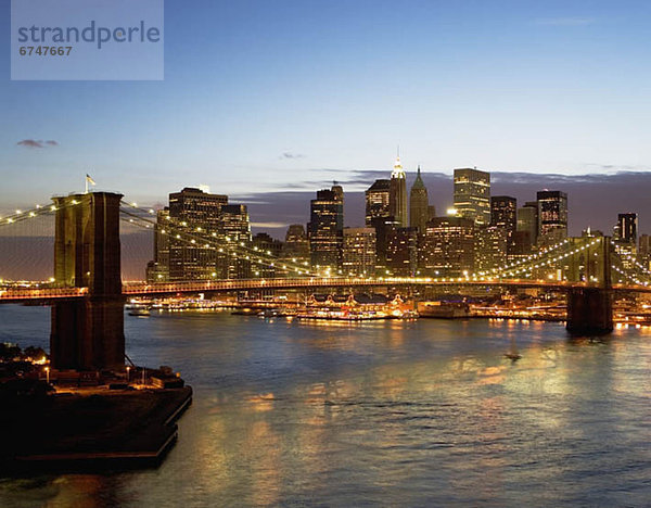 Vereinigte Staaten von Amerika  USA  Skyline  Skylines  New York City  Brücke  Brooklyn  Abenddämmerung  Manhattan  New York State