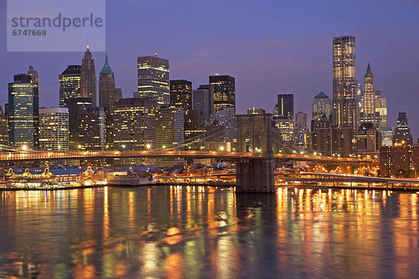 Vereinigte Staaten von Amerika  USA  Skyline  Skylines  beleuchtet  New York City  Nacht  Brücke  Brooklyn  Manhattan  New York State