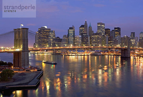 Vereinigte Staaten von Amerika  USA  Skyline  Skylines  beleuchtet  New York City  Brücke  Brooklyn  Abenddämmerung  Manhattan  New York State