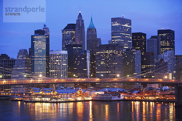 Vereinigte Staaten von Amerika  USA  Skyline  Skylines  beleuchtet  New York City  Brücke  Brooklyn  Abenddämmerung  Manhattan  New York State