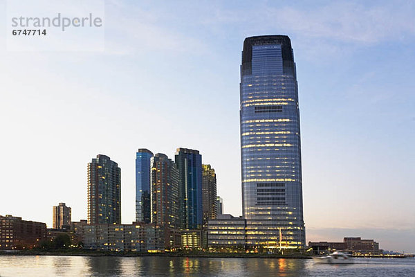 Vereinigte Staaten von Amerika  USA  Gebäude  Spiegelung  Fluss  Apartment  Hudson River  Jersey City  modern  New Jersey