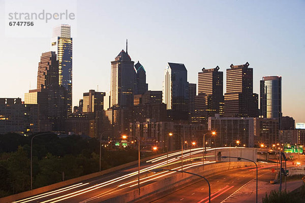 Vereinigte Staaten von Amerika  USA  Einkaufszentrum  Abenddämmerung  Pennsylvania  Philadelphia  Straßenverkehr