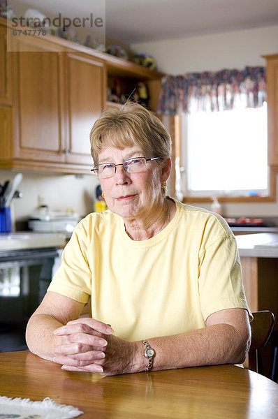 sitzend  Senior  Senioren  Frau  Küche  Tisch