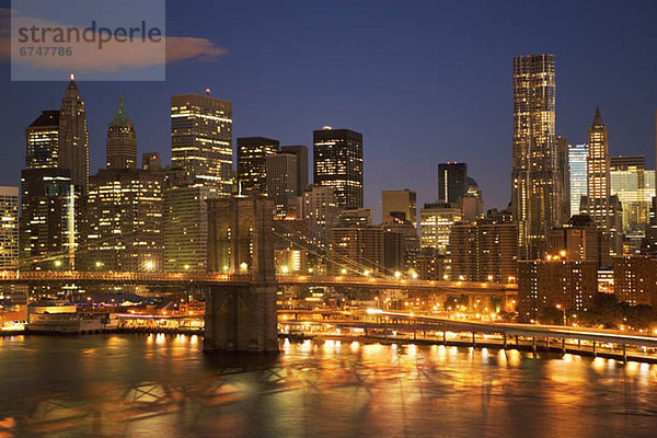 Vereinigte Staaten von Amerika  USA  Skyline  Skylines  New York City  Nacht  Brücke  Brooklyn  Manhattan  New York State