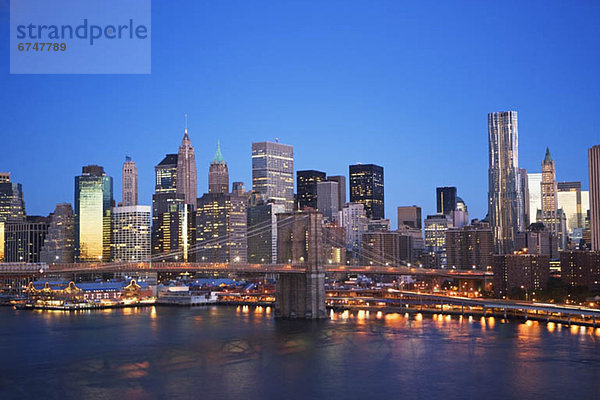 Vereinigte Staaten von Amerika  USA  Skyline  Skylines  New York City  Brücke  Brooklyn  Abenddämmerung  Manhattan  New York State