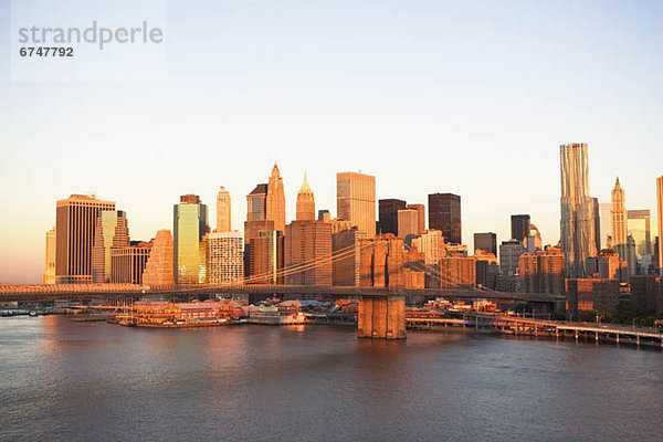 Vereinigte Staaten von Amerika  USA  Skyline  Skylines  New York City  Sonnenuntergang  Brücke  Brooklyn  Manhattan  New York State