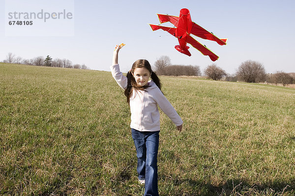 Flugzeug  fliegen  fliegt  fliegend  Flug  Flüge  Feld  jung  Mädchen  Ontario