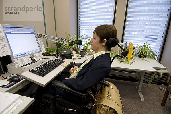 benutzen  Frau  Computer  Schreibtisch  Überprüfung  berühren  Büro  Ontario  Toronto  Rollstuhl